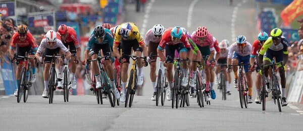 Cyklistika, UCI World Tour, Bretagne Classic v Plouay, hromadný dojezd do cíle