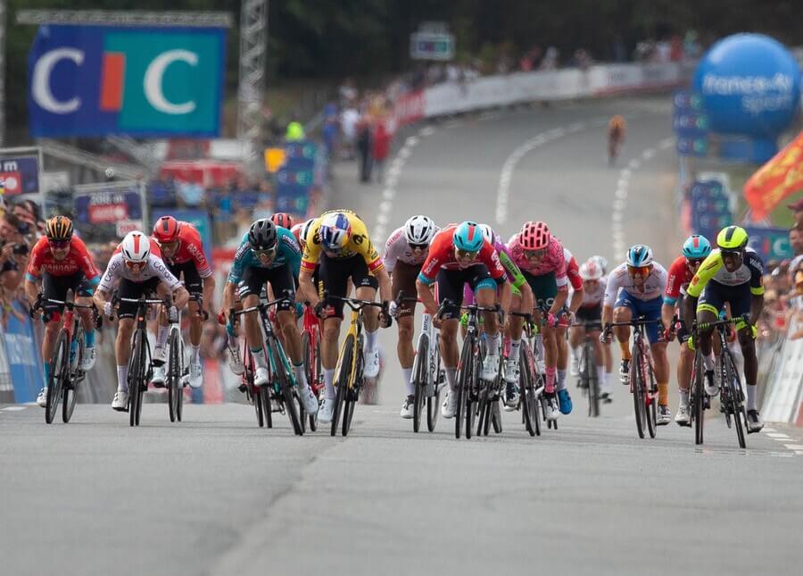 Cyklistika, UCI World Tour, Bretagne Classic v Plouay, hromadný dojezd do cíle