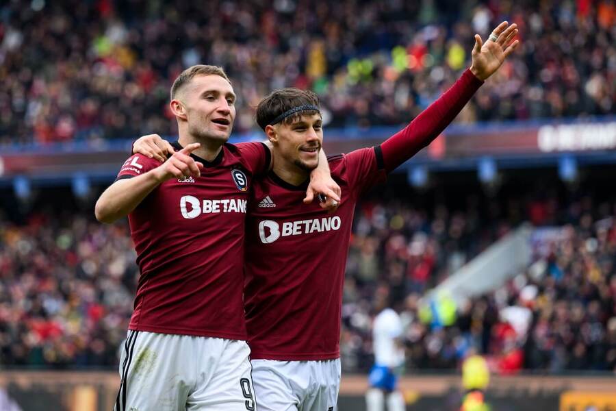 Jan Kuchta a Veljko Birmančević se radují z gólu proti Baníku