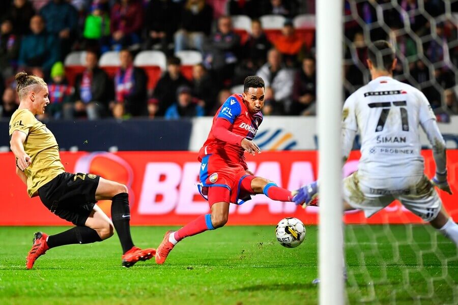 Plzeňský Jhon Mosquera pálí na brněnskou bránu. Jestli bude mít proti Zbrojovce šance i dnes, sledujte od 15:00 v livestreamu na Fortuna TV.