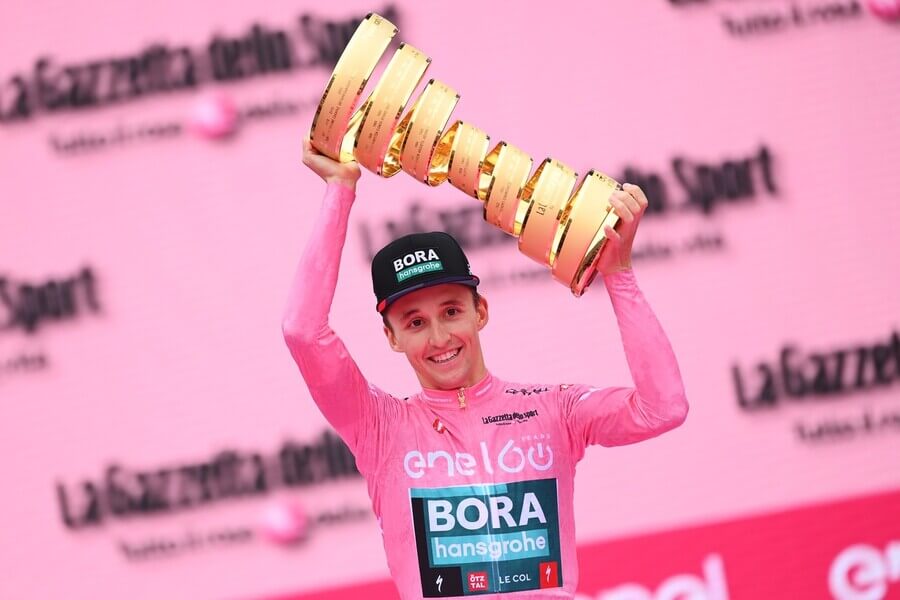 Cyklistika, UCI World Tour, Jai Hindley ze stáje BORA - hansgrohe s trofejí pro vítěze Giro d'Italia