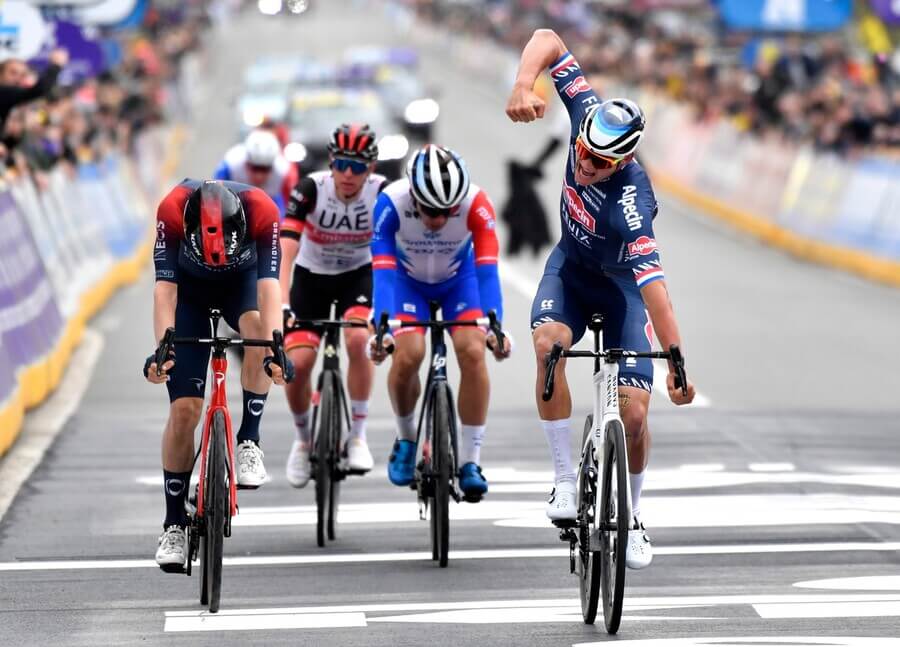 Mathieu van der Poel v roce 2022 podruhé v kariéře vyhrál cyklistický závod Kolem Flander