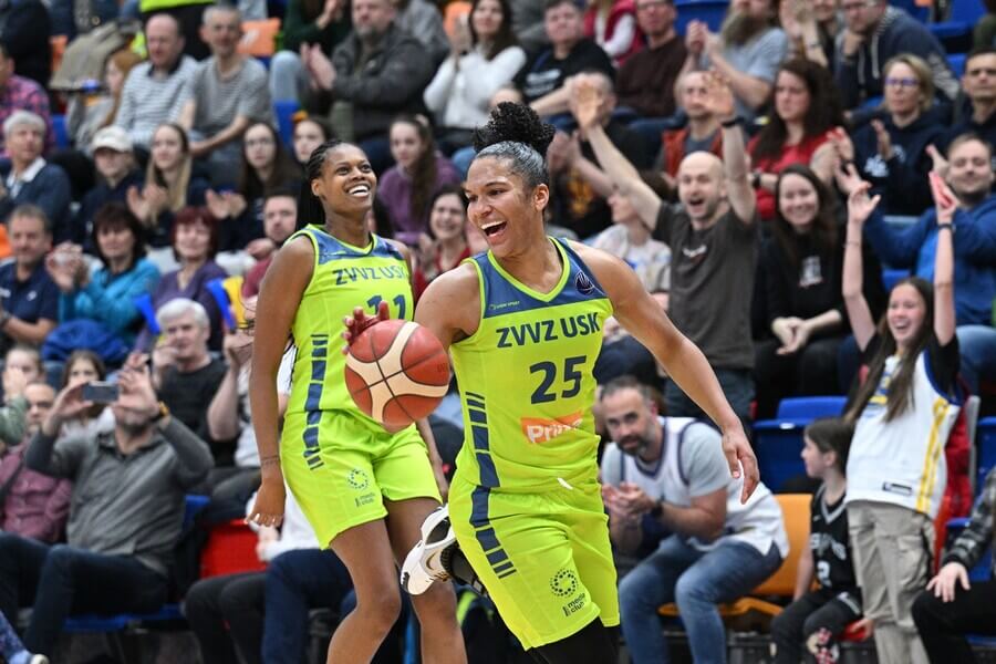 Basketbal, Euroliga ženy, Alyssa Thomas a Valeriáne Vukosavljevič hrající za ZVVZ USK Praha