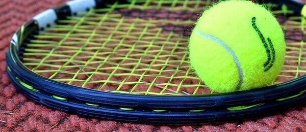 Tenis - raketa s míčkem - Pixabay