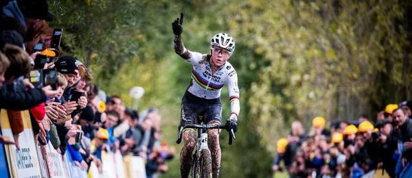 Cyklokros, Fem van Empel z Nizozemska se raduje z vítězství v závodu