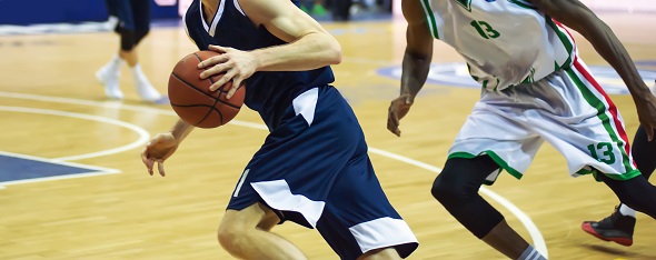 Basketbal - zápas na palubovce v plném proudu