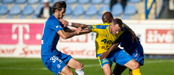 Teplický Řezníček si kryje míč, 1. fotbalová liga - ČTK, Petrášek Radek