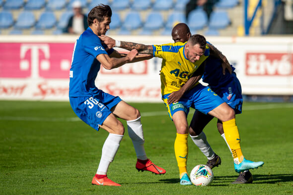 Teplický Řezníček si kryje míč, 1. fotbalová liga - ČTK, Petrášek Radek