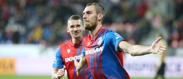 Fotbalisti Viktorie Plzeň se radují ze vstřeleného gólu - Profimedia