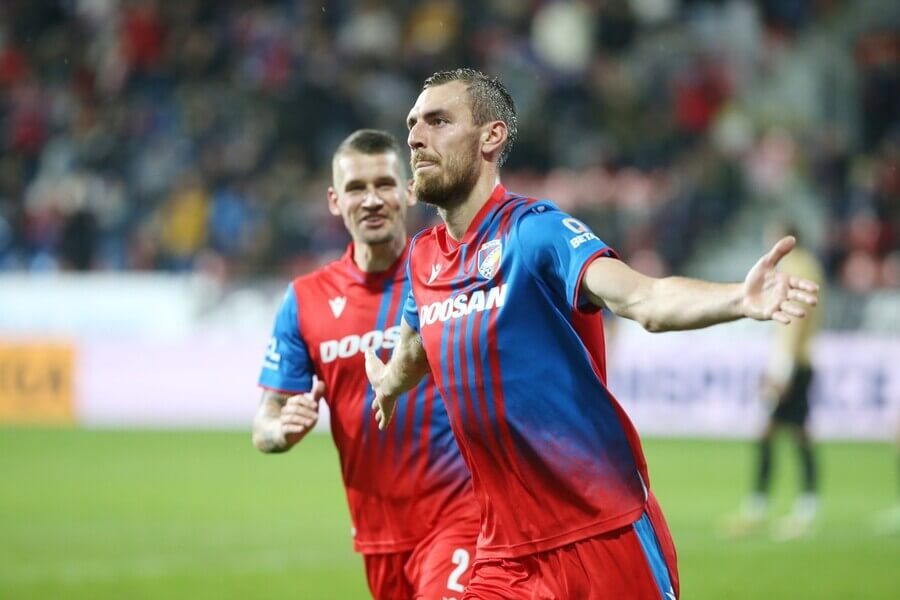Fotbalisti Viktorie Plzeň se radují ze vstřeleného gólu - Profimedia