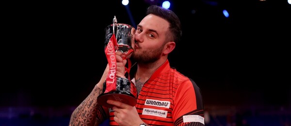 Šipky, PDC, Joe Cullen s trofejí pro vítěze Darts Masters