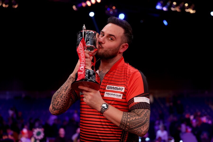 Šipky, PDC, Joe Cullen s trofejí pro vítěze Darts Masters