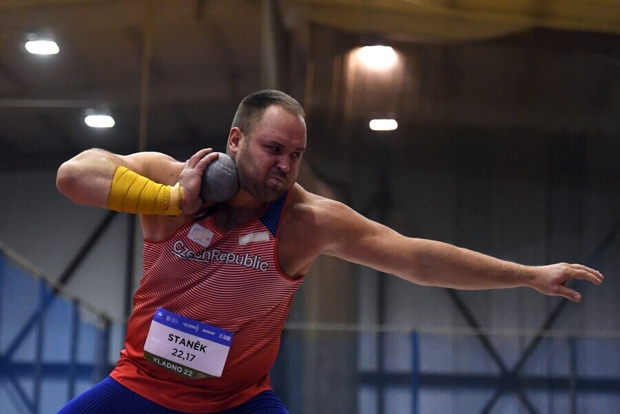 Atletika, koulař Tomáš Staněk během halového závodu na Kladně