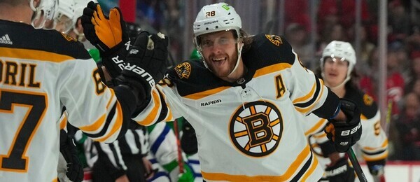 Hokejista David Pastrňák slaví gól v NHL v dresu Boston Bruins - Pastrňák životopis, plat, hattricky, informace