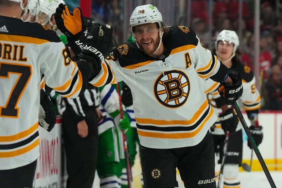 Hokejista David Pastrňák slaví gól v NHL v dresu Boston Bruins - Pastrňák životopis, plat, hattricky, informace