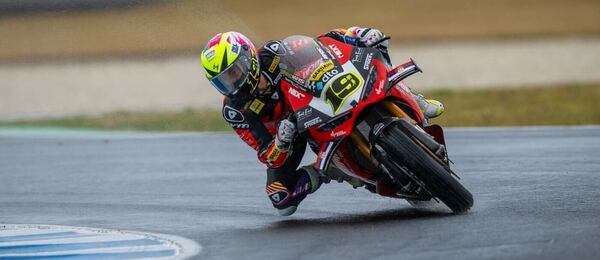 Španěl Álvaro Bautista při závodu WSBK