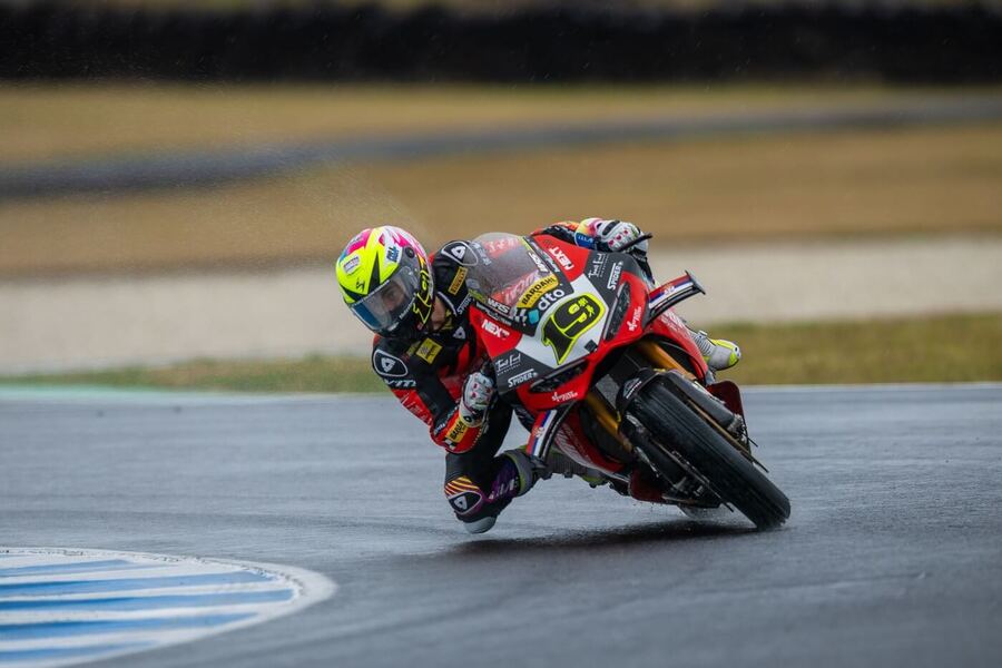 Španěl Álvaro Bautista při závodu WSBK