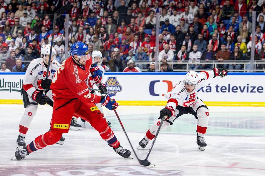 České hokejové hry, nedílná součást série Euro Hockey Tour. Na snímku Adam Klapka v&nbsp;zápase české reprezentace se Švýcarskem.