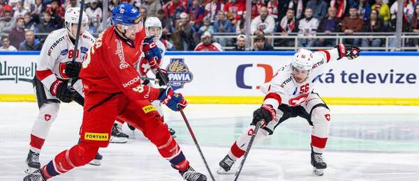 České hokejové hry, nedílná součást série Euro Hockey Tour. Na snímku Adam Klapka v zápase české reprezentace se Švýcarskem.
