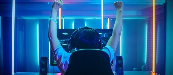 Esporty, progamer v křesle u monitoru