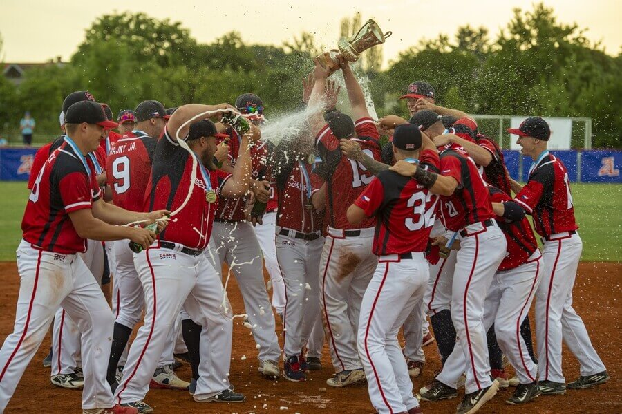 Softball, česká reprezentace se raduje z titulu na Mistrovství Evropy