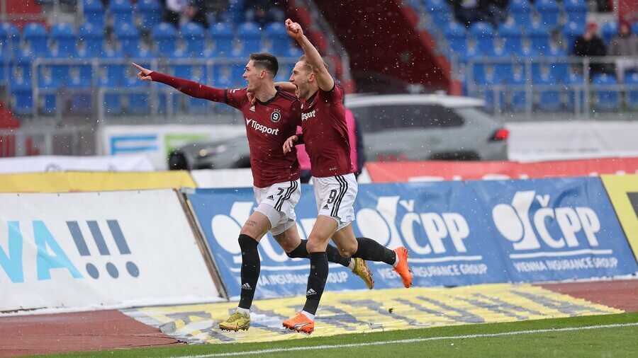 Tomáš Čvančara a Jan Kuchta se radují z gólu do sítě Baníku Ostrava