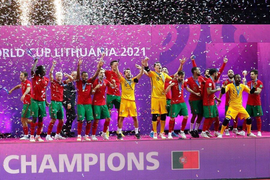 Futsalisté Portugalska se v roce 2021 radují z triumfu na mistrovství světa