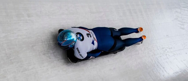 Skeletonistky se řítí korytem rychlostí až 130 km/h