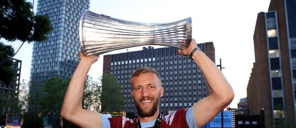 Tomáš Souček s trofejí pro vítěze Evropské konferenční ligy