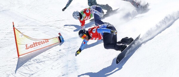 Snowboardcross, FIS Světový pohár, závod mužů v Reiteralmu, v popředí Lorenzo Sommariva z Itálie
