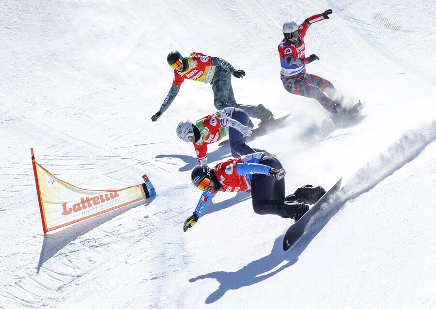 Snowboardcross, FIS Světový pohár, závod mužů v Reiteralmu, v popředí Lorenzo Sommariva z Itálie