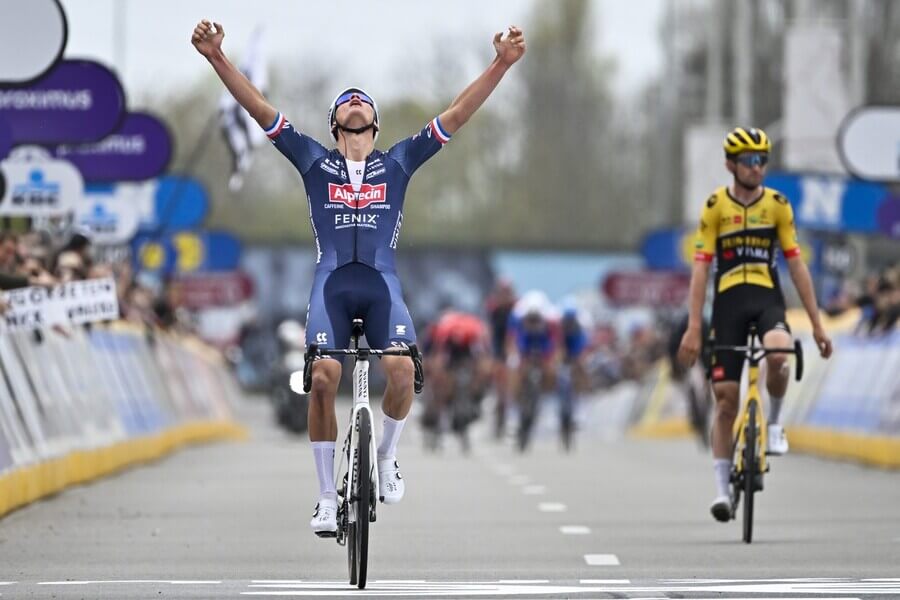Mathieu van der Poel vyhrál cyklistický závod Dwars door Vlaanderen v roce 2022