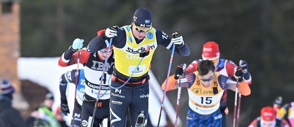 Dálkové běhy na lyžích Ski Classics, v popředí Emil Persson ze Švédska při Vasově běhu - Vasaloppet