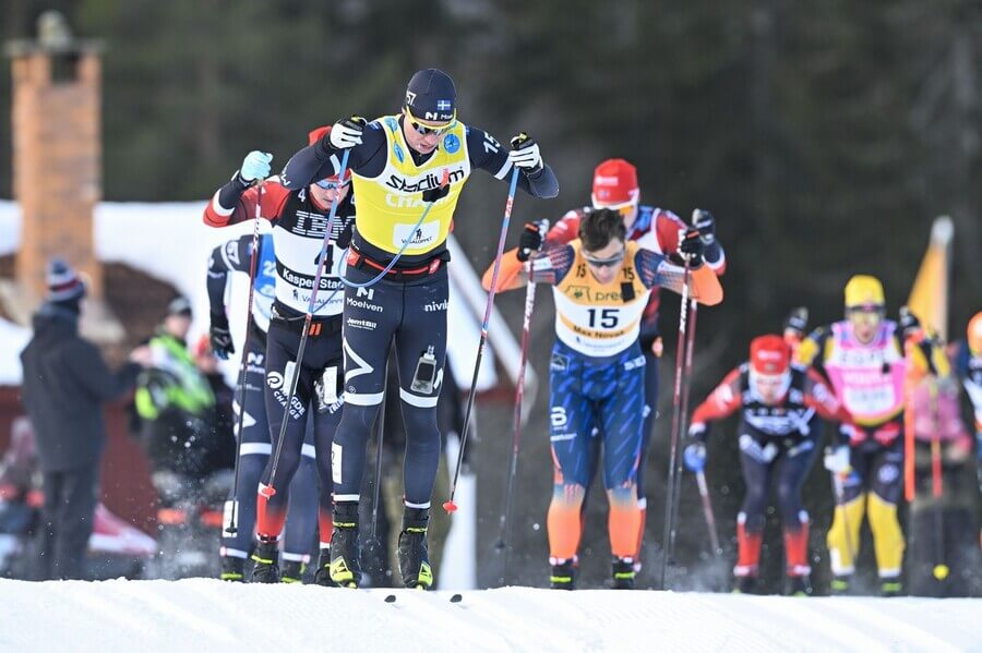 Dálkové běhy na lyžích Ski Classics, v popředí Emil Persson ze Švédska při Vasově běhu - Vasaloppet