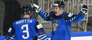 Hokej, Finsko, Olli Määttä a Anton Lundell, MS 2021 - Zdroj ČTK, imago sportfotodienst, Jussi Nukari via www.imago-imagesde