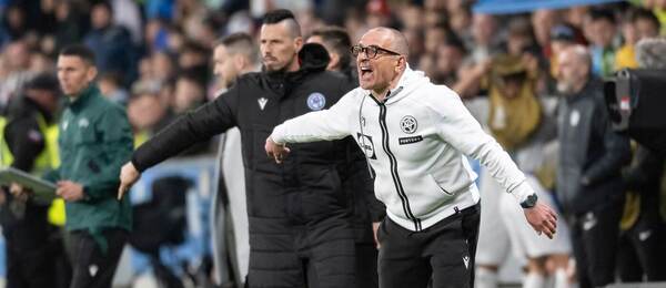 Marek Hamšík a Francesco Calzona udílejí pokyny slovenským reprezentantům