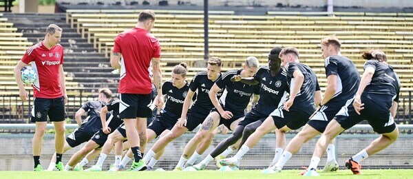 Trenér Brian Priske dohlíží na beep test fotbalistů Sparty