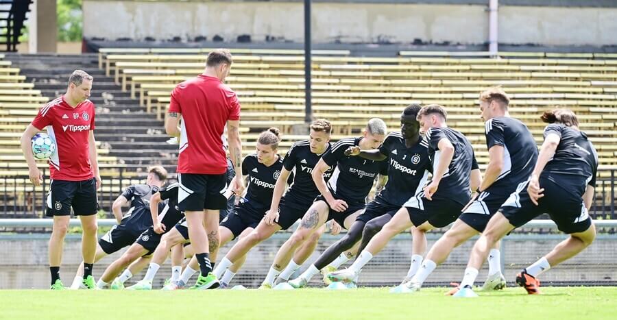 Trenér Brian Priske dohlíží na beep test fotbalistů Sparty