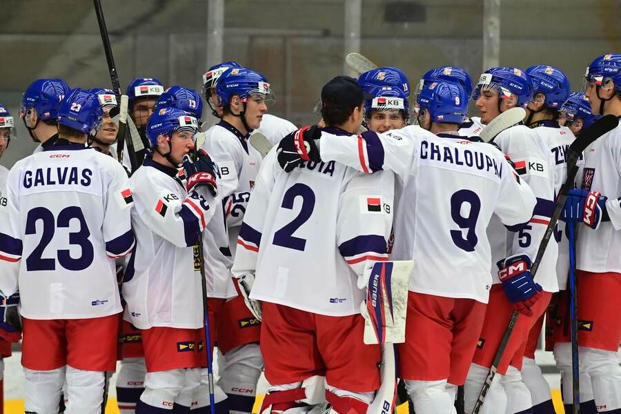 Hráči české hokejové reprezentace U20 se radují z výhry v přípravném utkání s Finskem (Turnaj 5 zemí v ČR, srpen 2025)
