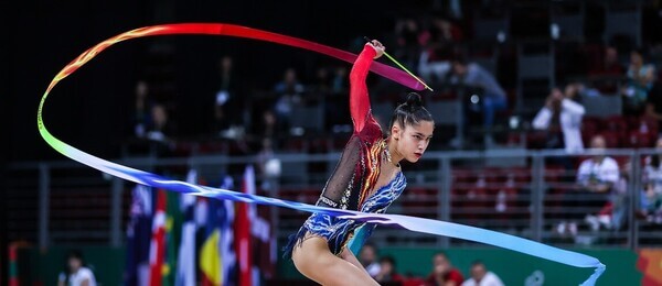 Moderní gymnastika, Sofia Raffaeli z Itálie se stuhou během Mistrovství světa 2022 v bulharské Sofii