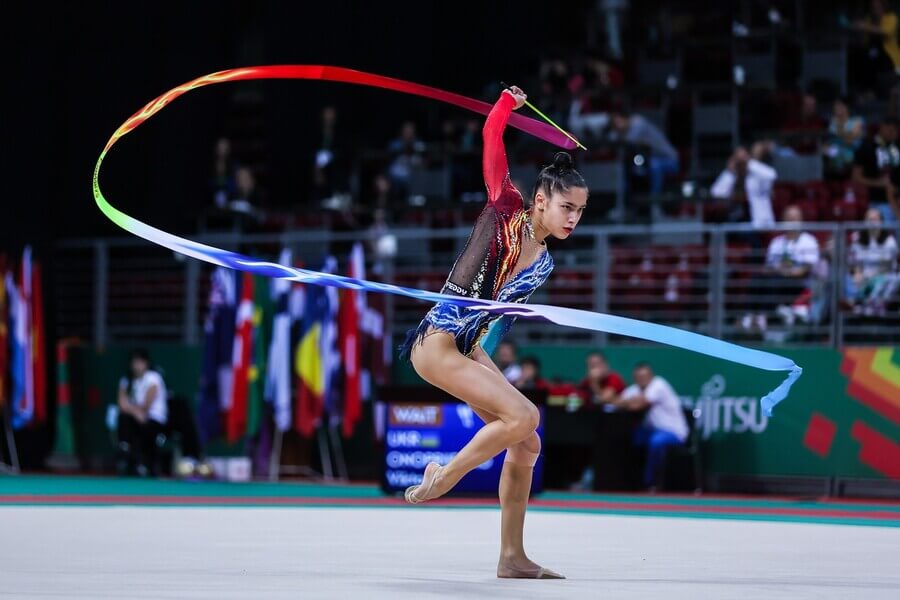 Moderní gymnastika, Sofia Raffaeli z Itálie se stuhou během Mistrovství světa 2022 v bulharské Sofii