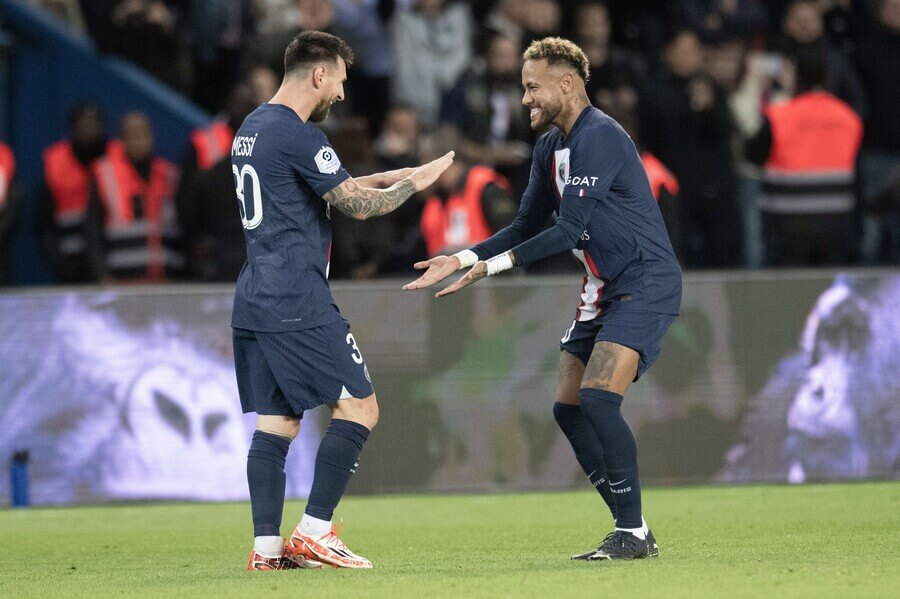 Lionel Messi a Neymar slaví gól PSG - Profimedia