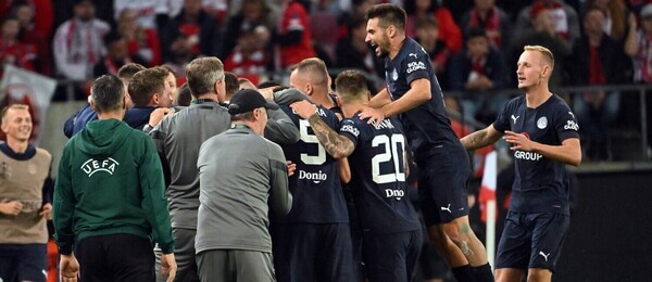 Fotbalisté Slovácka slaví gól v Konferenční lize