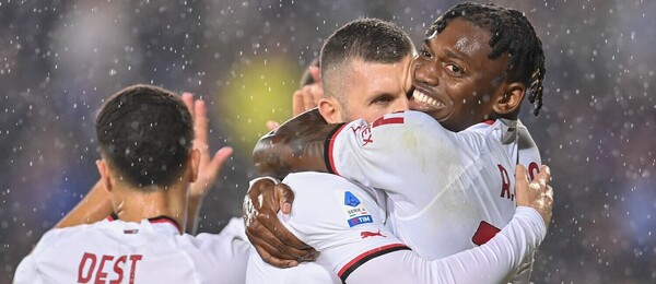 Rafael Leao a spouluhráči z AC Milán se radují ze vstřeleného gólu - Profimedia