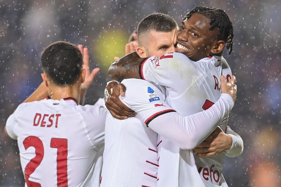 Rafael Leao a spouluhráči z AC Milán se radují ze vstřeleného gólu - Profimedia