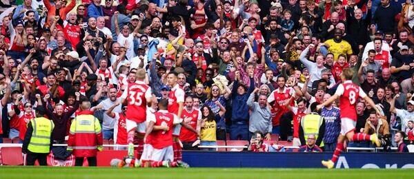 Fotbalisti Arsenalu slaví gól proti Tottenhamu na Emirates Stadium - Profimedia