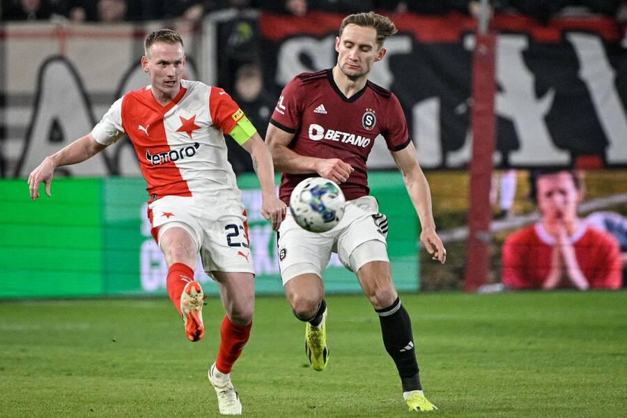 Souboj o míč mezi Petrem Ševčíkem (Slavia) a Janem Kuchtou (Sparta)