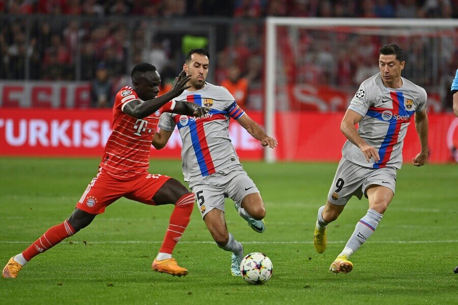 Mané (Bayern) proti Busquetsovi s Lewandowskim (Barcelona)