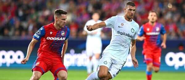 Lukáš Kalvach (Viktoria Plzeň) a Edin Džeko (Inter Milán)