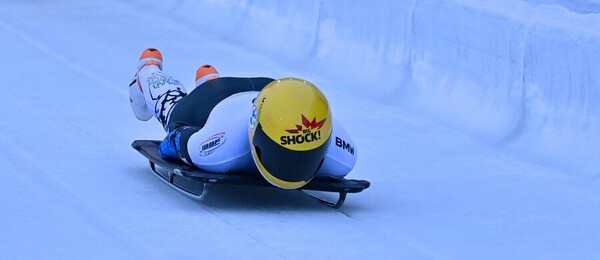 Zimní sport skeleton, česká závodnice Anna Fernstadtová v ledovém korytu